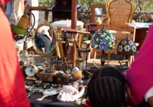 oggetti esposti in un mercato d'antiquariato