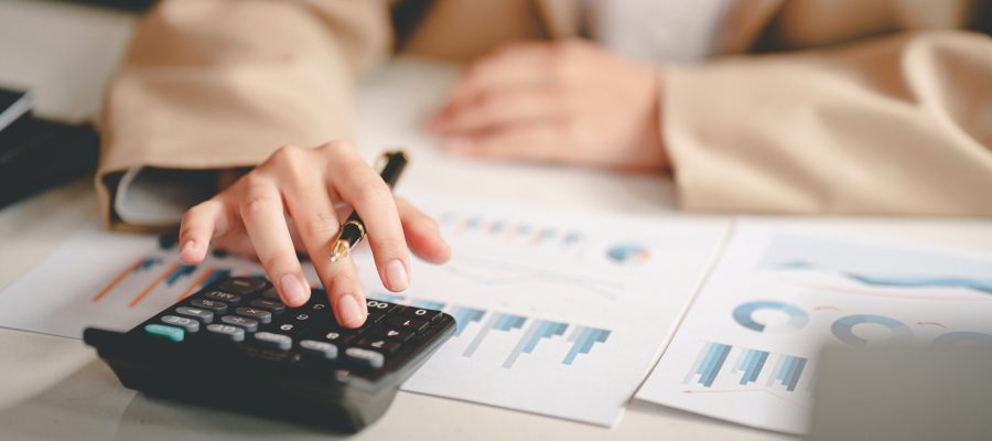Illustrazione astratta di commercialista alle prese con documenti contabili, calcolatrice su scrivania