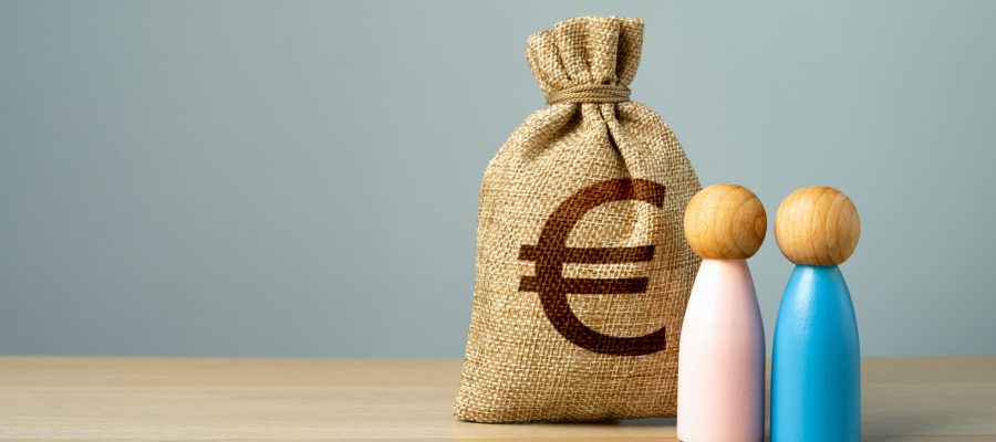 Figures of a couple and a euro money bag. Joint budget concept. Social assistance and guarantees. Support for young families. Grants and preferential loans. Favorable demographics policy