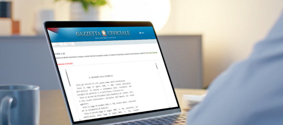 Mockup di computer che mostra la Gazzetta Ufficiale n.149 del 30 giugno 2025 con il Decreto-Legge 95/2025 “Omnibus”