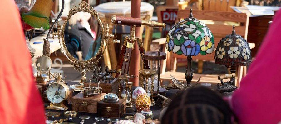 oggetti esposti in un mercato d'antiquariato